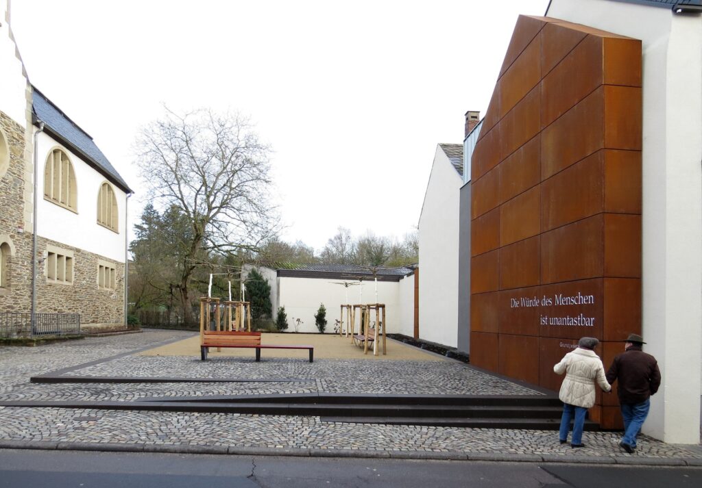 Neuer Vorplatz an der ehemaligen Synagoge