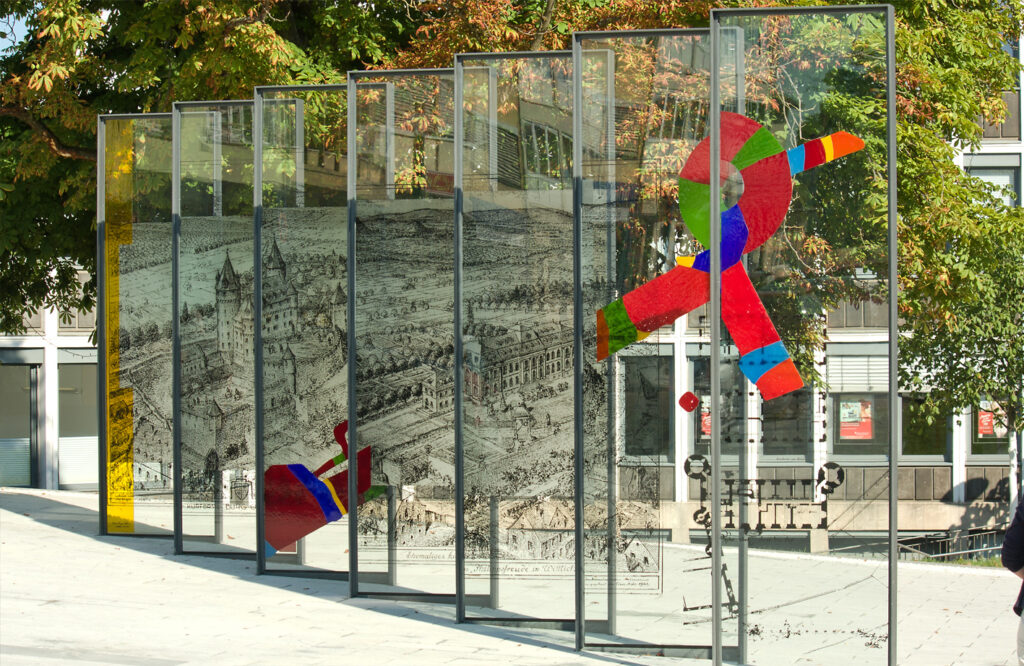Glasstelen am Schlossplatz zur Erinnerung an Schloss Philippsfreude
